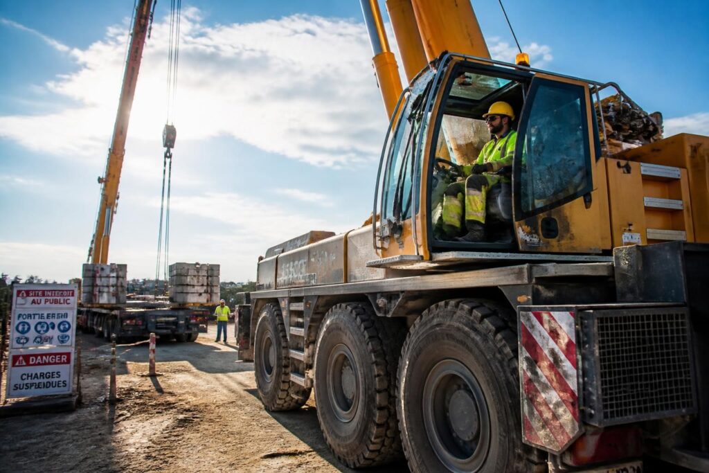 découvrez les compétences essentielles du caces catégorie e pour manœuvrer en toute sécurité les engins de chantier les plus lourds et complexes.
