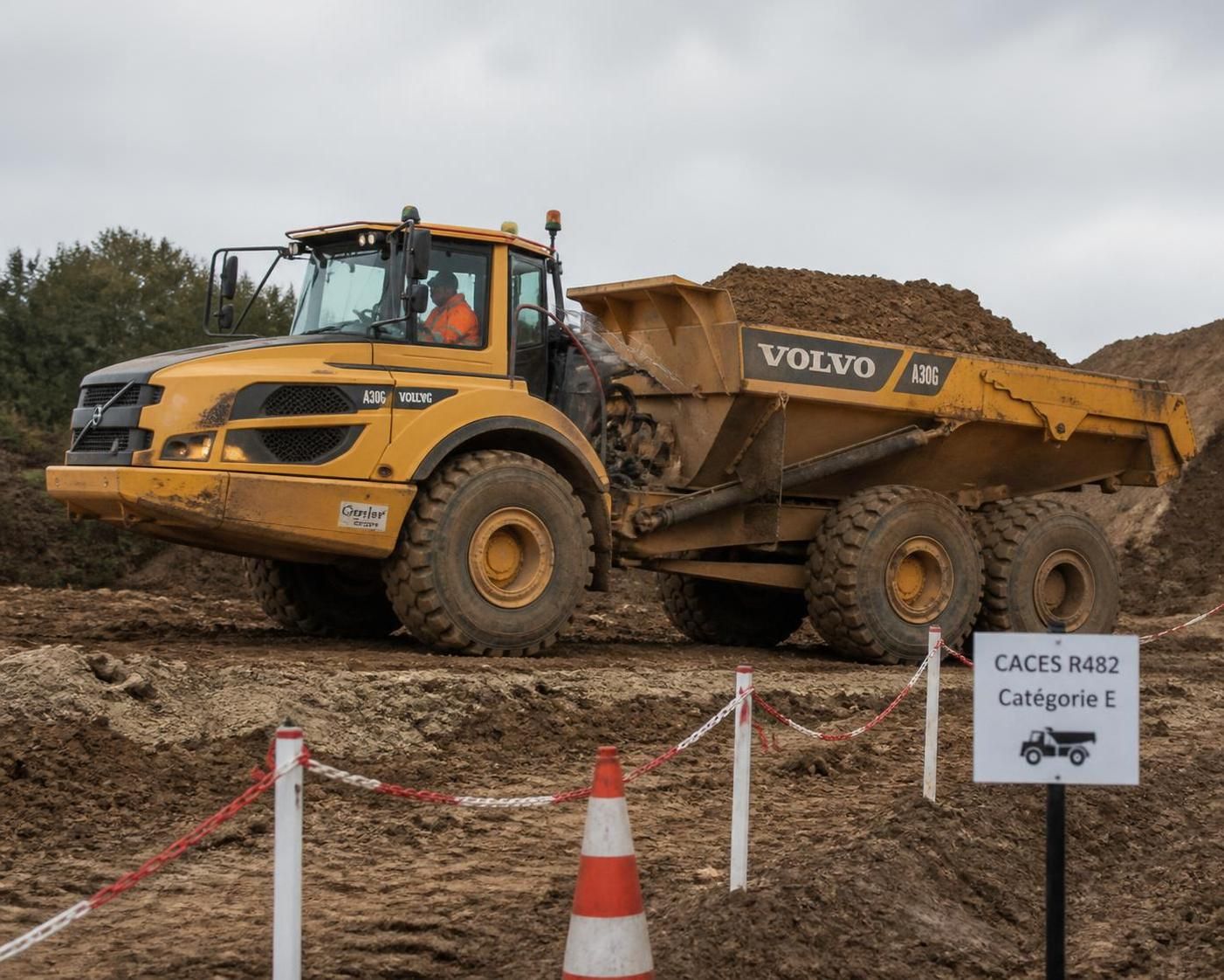 découvrez les compétences essentielles pour obtenir le caces catégorie e et maîtriser la conduite des engins les plus lourds en toute sécurité.