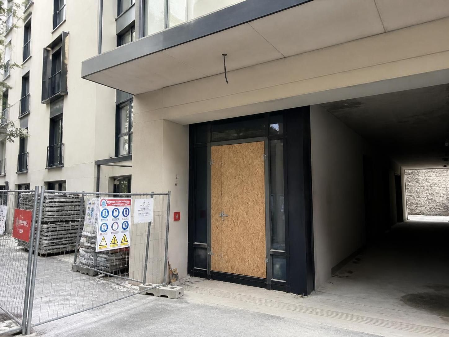 découvrez les règles essentielles pour sécuriser l'accès lors de la réservation d'une porte en fin de chantier et garantir la protection du site.